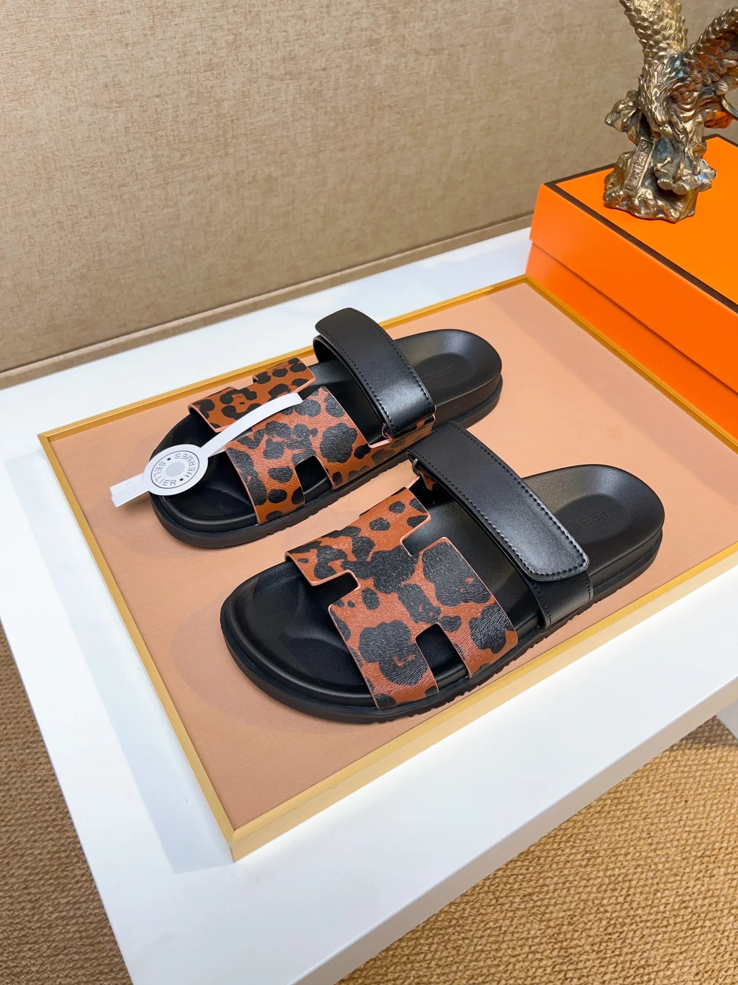 Men's clothing and shoes 💰340 💅💅💅 new arrival. Hermes Hermes official website latest counter synchronized new oran color leather H slippers, the original Paris version flew back to the original model and opened the mold to make it perfectly🍌The highest quality Sincerity, you can enter and leave the counter at will [Deyi] The upper is made of original customized  colored palm prints, crocodile print, ostrich print, colored cow leather, colored cow suede, 🤔 horse hair, 🥳 colored diamonds, 🥰 3D printing, and other genuine leather slippers, imported cow pattern foot pad lining, Italian  latest original genuine leather combination outsole Code number: 38-48 (customized at 46.47.48) Can be made into picture combination sole with genuine leather pattern and ordinary molded outsole